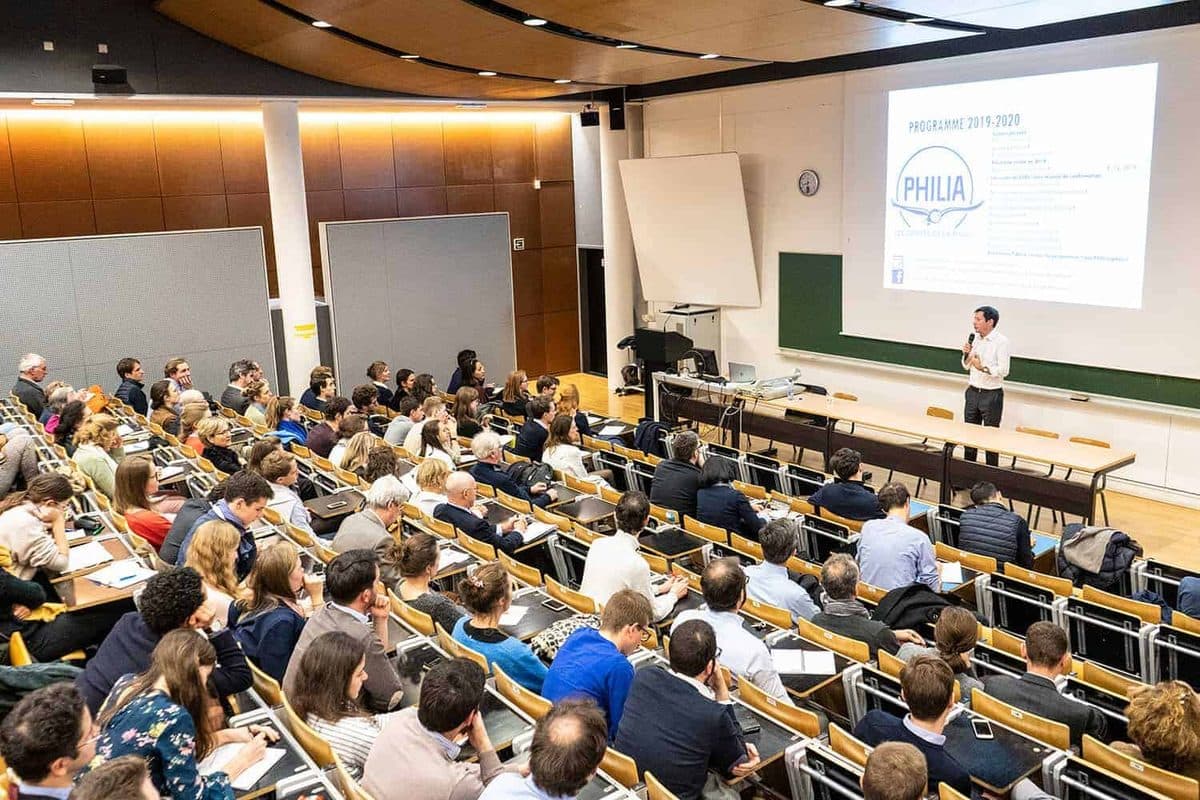 Couverture photo d'une conférence en auditoire